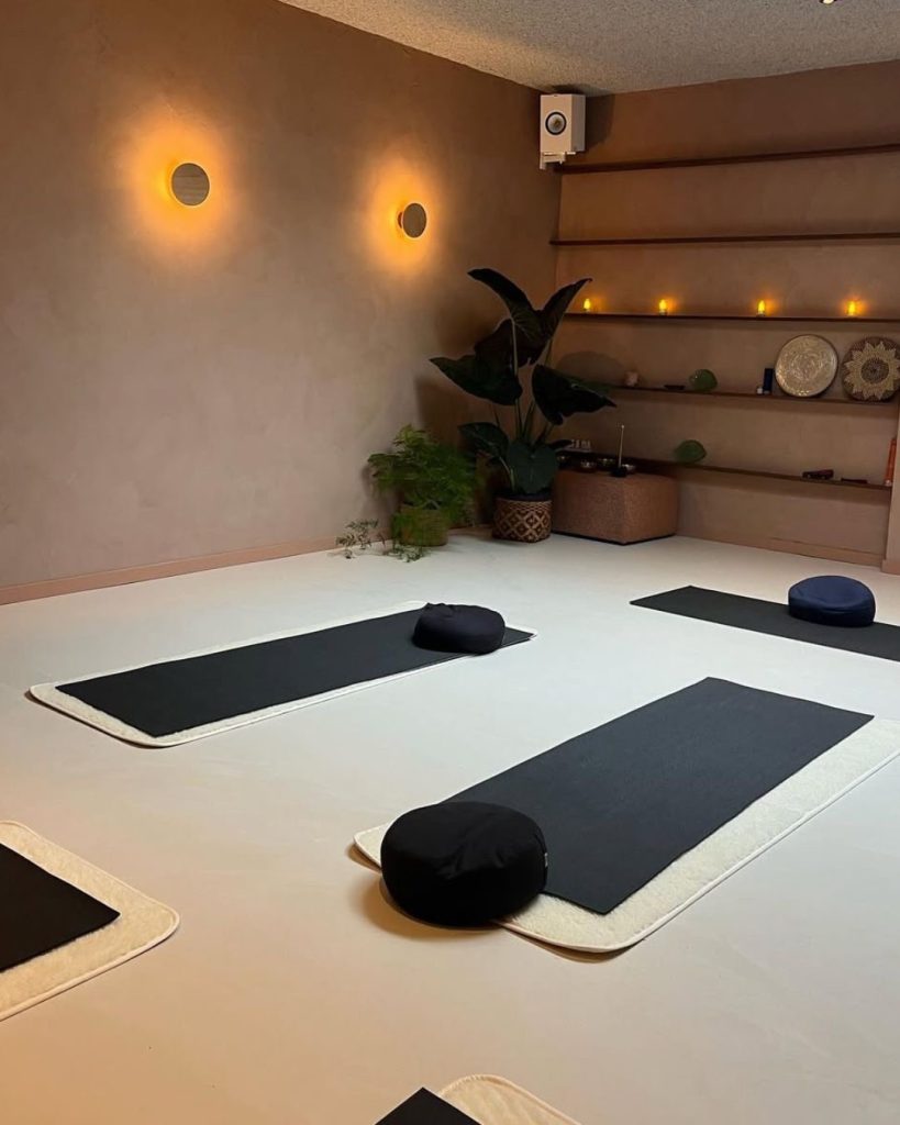 MIKA Yogastudio in Bilthoven – een lichte en rustige ruimte voor workshops, trainingen en sessies.