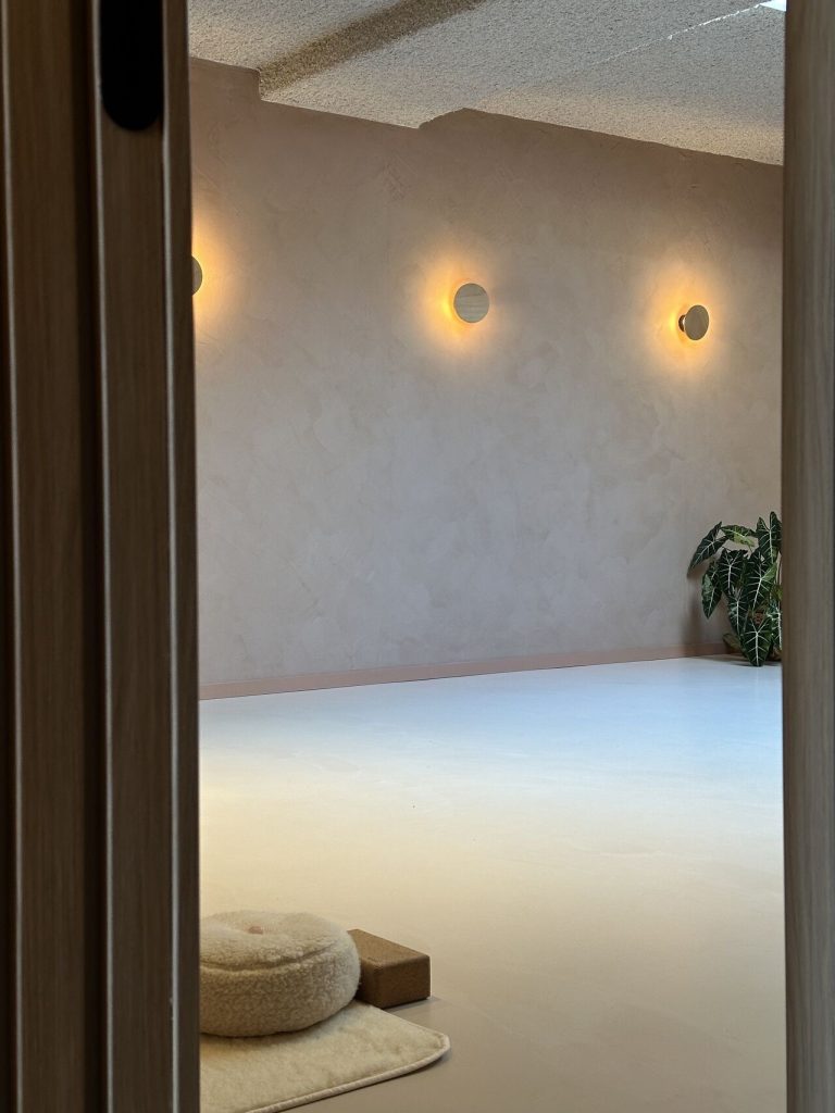 yogastudio MIKA Yoga Coffee Bilthoven doorkijk