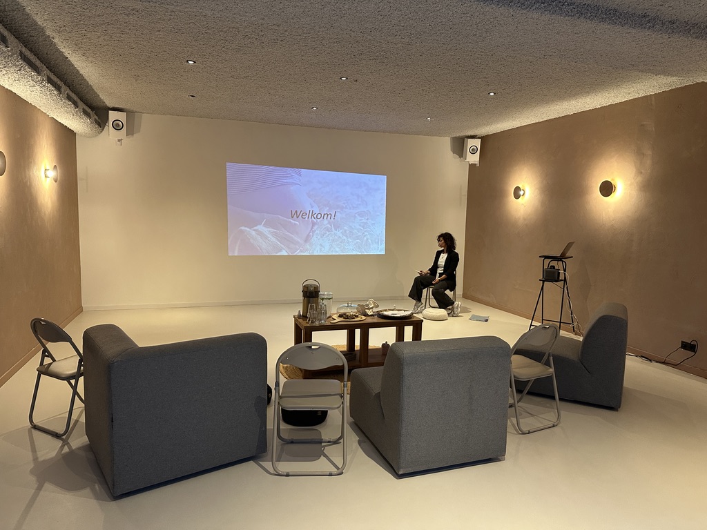 Workshop of groepssessie in de yogastudio van MIKA in Bilthoven.