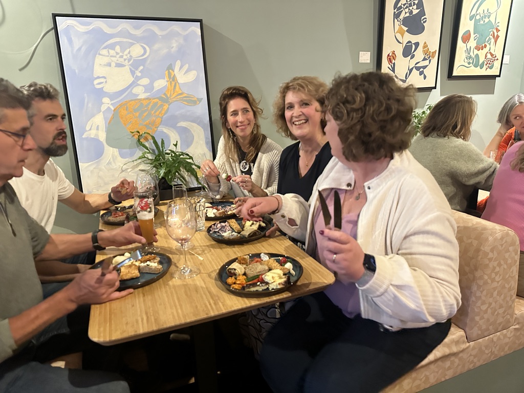 Workshops bij MIKA kunnen worden gecombineerd met koffie, lunch of een borrel in het café.
