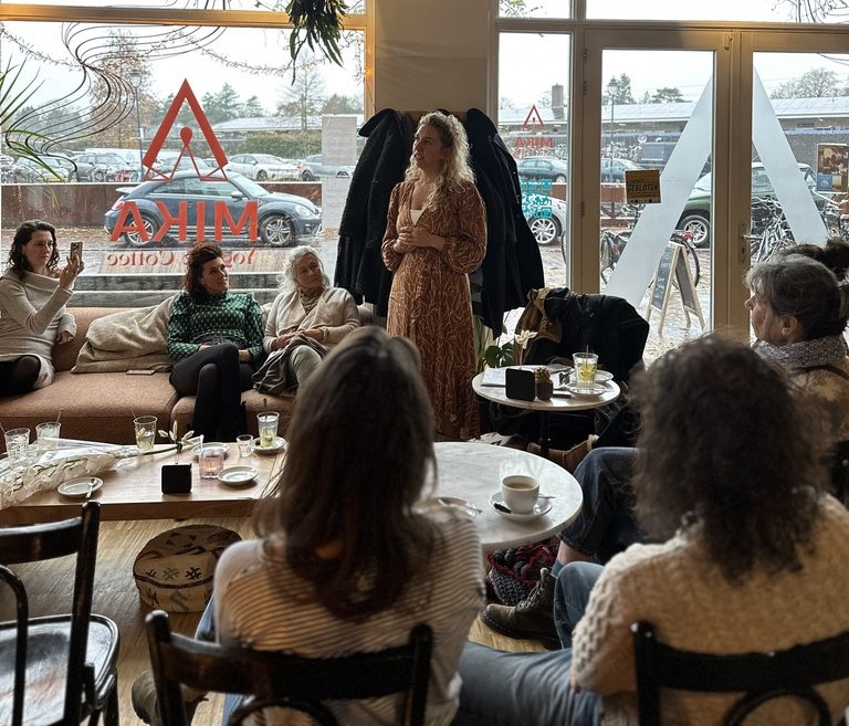 Workshops bij MIKA kunnen worden gecombineerd met koffie, lunch of een borrel in het café.