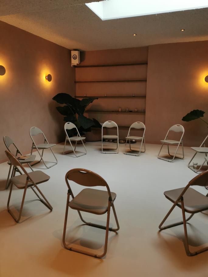 De yogastudio kan flexibel worden ingericht voor workshops, trainingen en groepssessies.